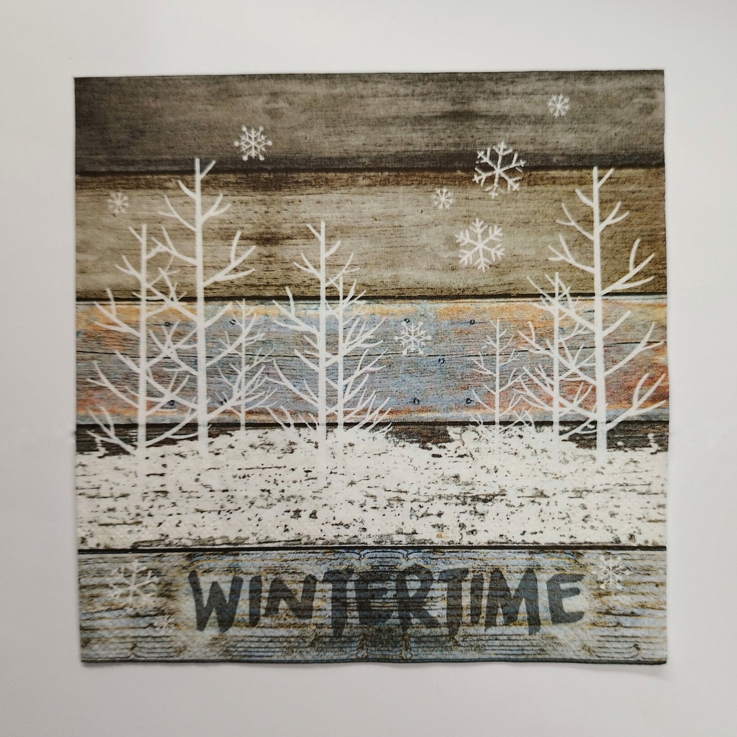 Servilleta árboles sobre fondo de madera