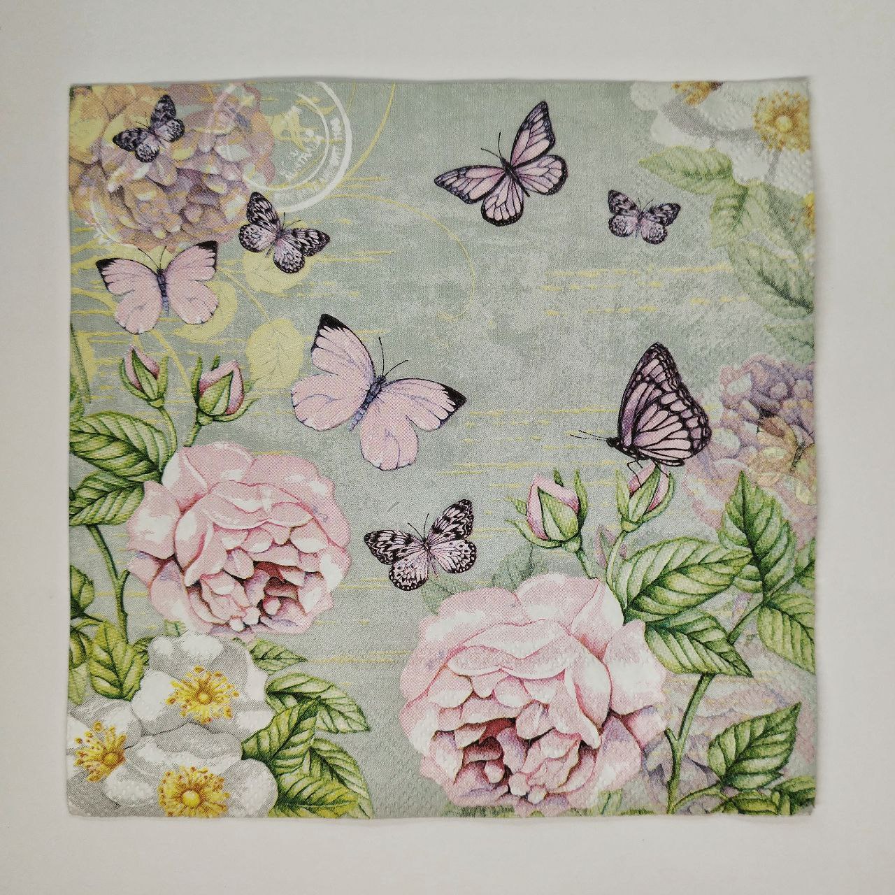Servilleta con flores y mariposas