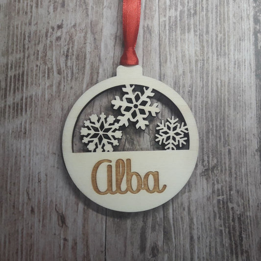 Bola de Navidad personalizada de madera modelo copos de nieve